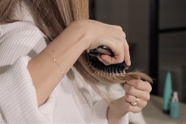 Perawatan rambut yang sesuai dan memotong ujung rambut di saat yang tepat menjadi trik sederhana untuk mewujudkan rambut panjang yang sehat dan kuat